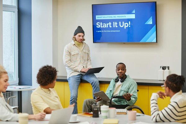 Welche Strategien kÃ¶nnen Unternehmen nutzen um ihre Dienstleistungsangebote zu diversifizieren?